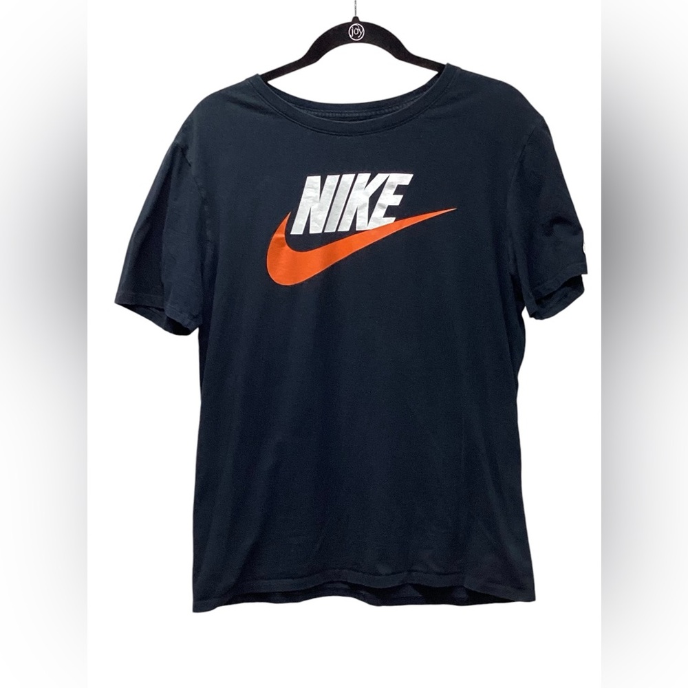 Nike T-shirt. Short sleeve crew neck. Size unisex Medium. Black